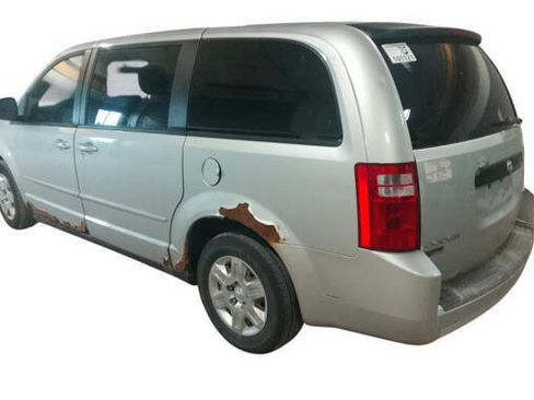Used 2010 Dodge Grand Caravan SE FWD image 3