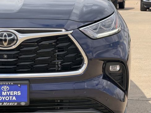 Used 2024 Toyota Highlander Platinum image 4