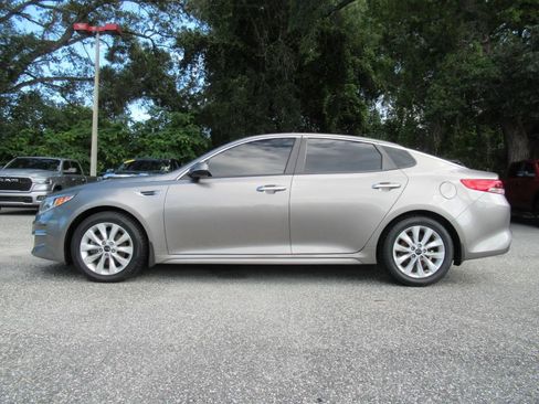 Used 2018 Kia Optima LX w/ 17" Alloy Wheels Package FWD image 4