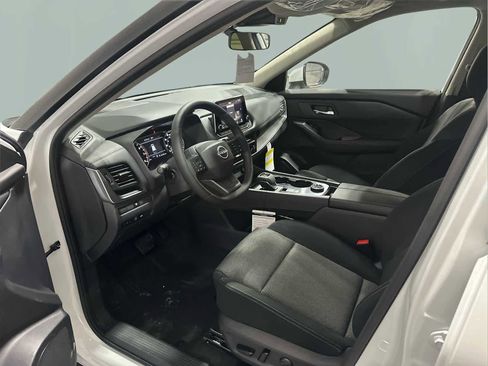 Used 2025 Nissan Rogue SV image 16