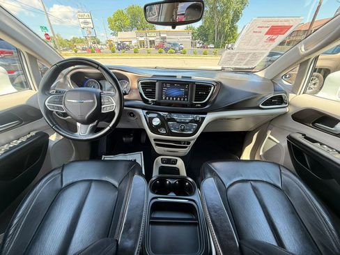 Used 2018 Chrysler Pacifica Touring-L FWD image 33