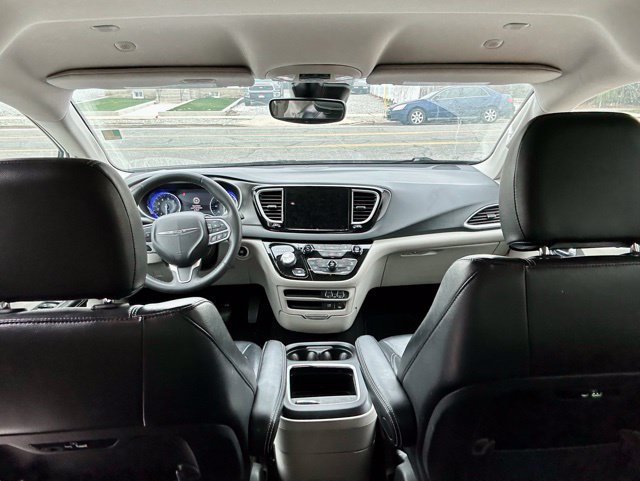 Used 2022 Chrysler Pacifica Touring-L FWD image 7