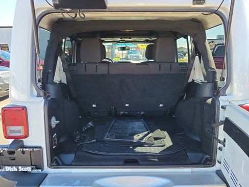 Used 2018 Jeep Wrangler Unlimited Sahara w/ Connectivity Group AWD/4WD image 10