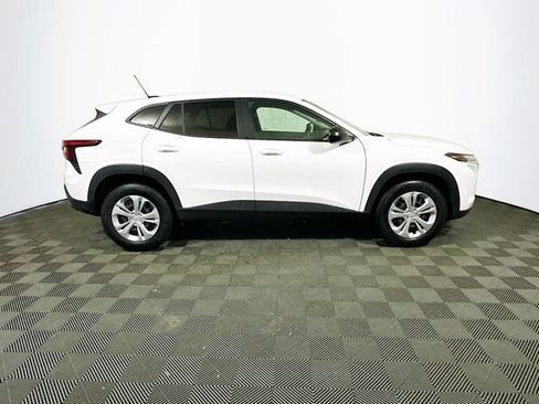Used 2025 Chevrolet Trax LS FWD image 9