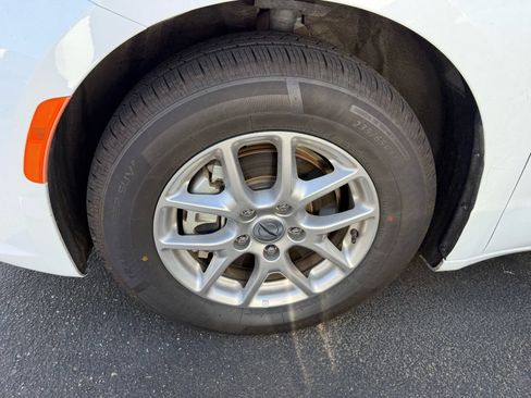 Used 2024 Chrysler Pacifica Touring-L FWD image 7