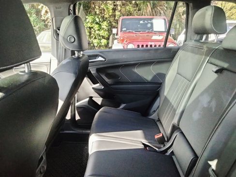 Used 2022 Volkswagen Tiguan SE R-Line image 8