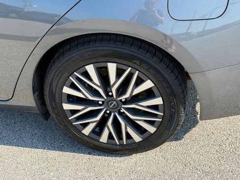 Used 2024 Nissan Altima 2.5 SV FWD image 12