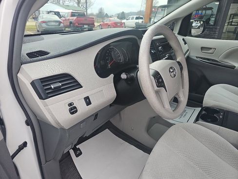 Used 2013 Toyota Sienna LE image 9