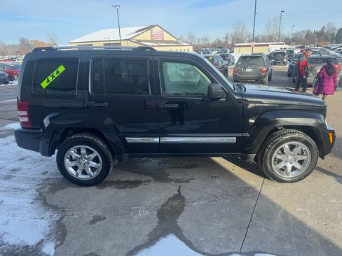 Used 2010 Jeep Liberty Limited w/ Tire & Wheel Group image 4