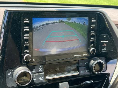 Used 2020 Toyota Highlander XLE AWD/4WD image 31