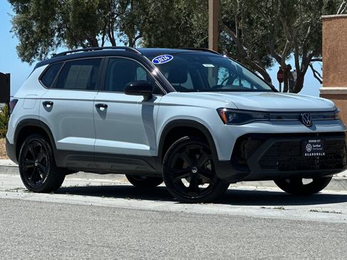 Certified 2026 Volkswagen Taos SE AWD/4WD image 2