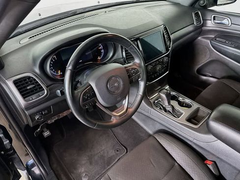 Used 2019 Jeep Grand Cherokee Laredo RWD image 2