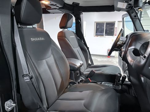 Used 2018 Jeep Wrangler Unlimited Sahara image 15