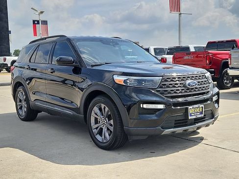 Used 2023 Ford Explorer XLT w/ Equipment Group 202A RWD image 3