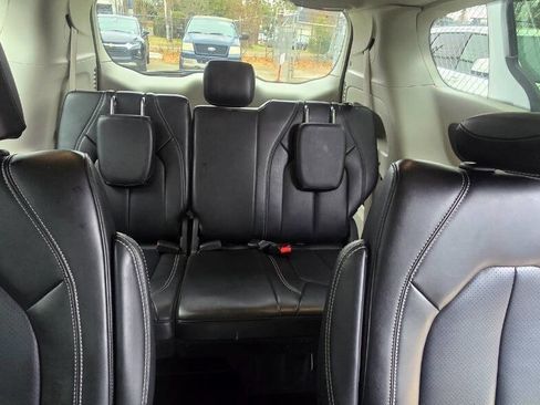 Used 2024 Chrysler Pacifica Touring-L image 17