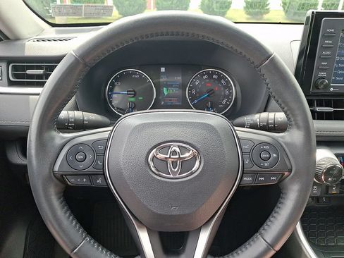 Used 2022 Toyota RAV4 XLE Premium AWD/4WD image 19