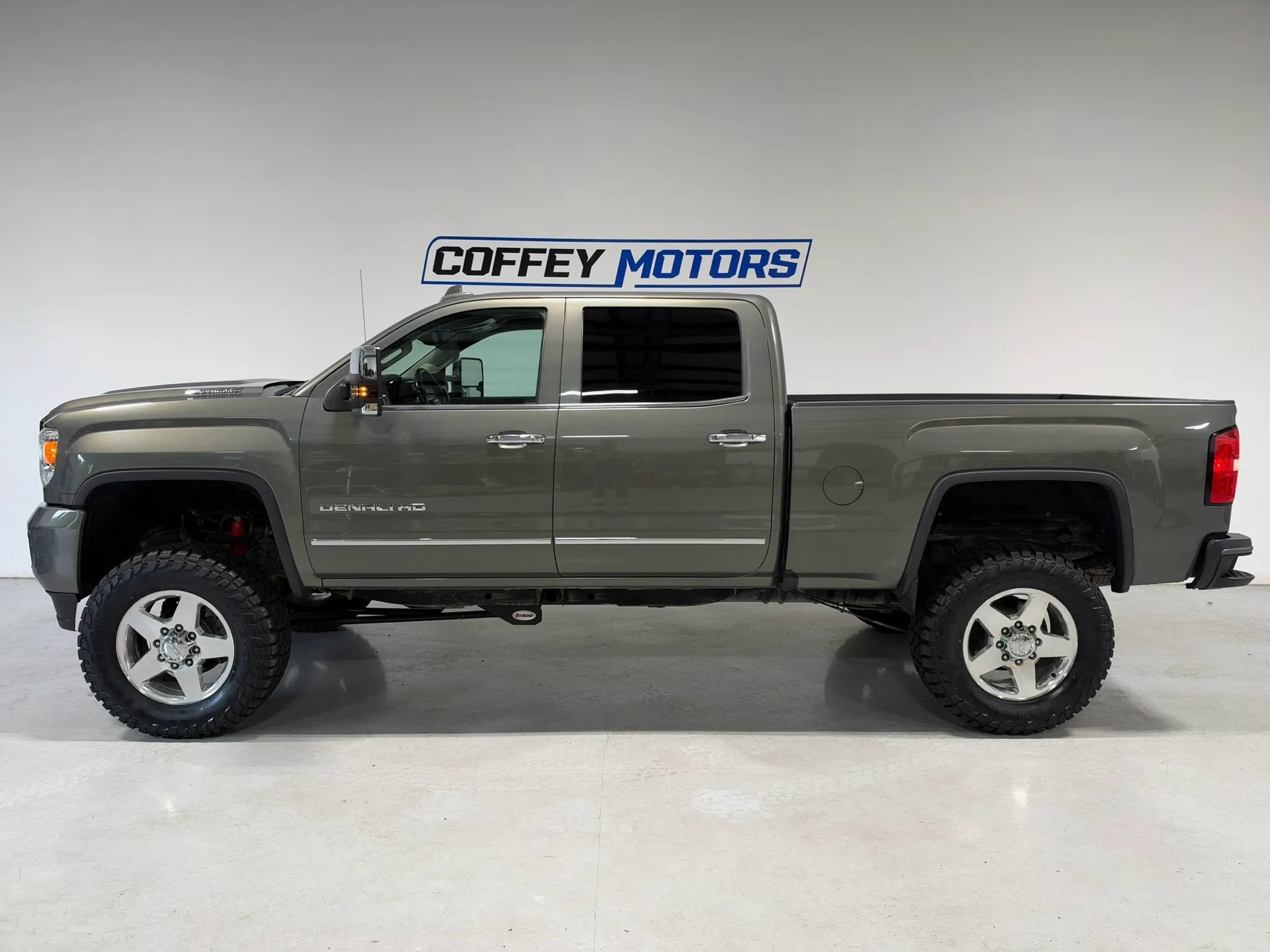 Used 2017 GMC Sierra 2500 Denali w/ Duramax Plus Package AWD/4WD image 3