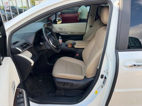 Used 2024 Toyota Sienna XLE FWD image 10