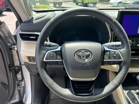 Used 2024 Toyota Highlander Platinum FWD image 22