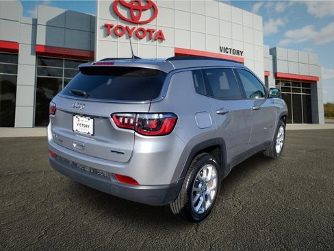 Used 2023 Jeep Compass Latitude AWD/4WD image 3