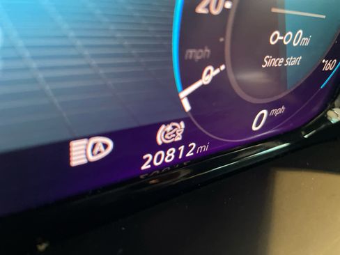 Used 2026 Volkswagen Atlas Cross Sport SE w/ Panoramic Sunroof Package FWD image 6