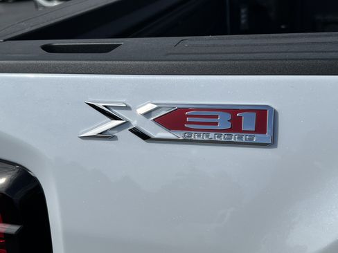 New 2026 GMC Sierra 2500 SLT w/ SLT Premium Package AWD/4WD image 9