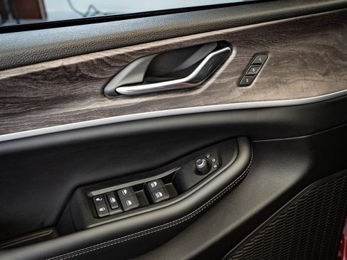 Used 2024 Jeep Grand Cherokee L Limited w/ Black Appearance Package image 23