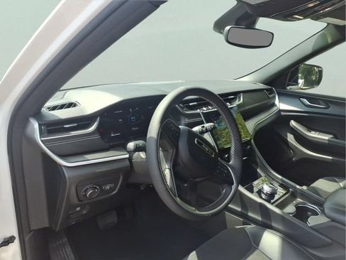 Used 2024 Jeep Grand Cherokee Altitude AWD/4WD image 15