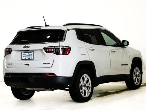 Used 2025 Jeep Compass Latitude w/ Sun & Sound Group AWD/4WD image 7