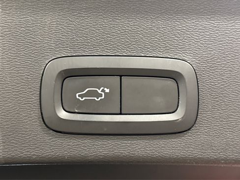 Used 2019 Volvo XC40 T5 Momentum image 45