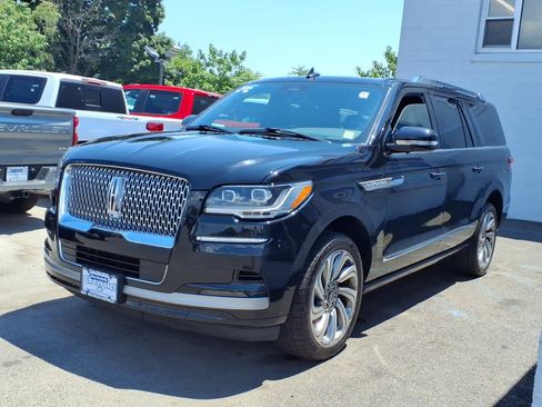 Used 2024 Lincoln Navigator L 4WD image 3