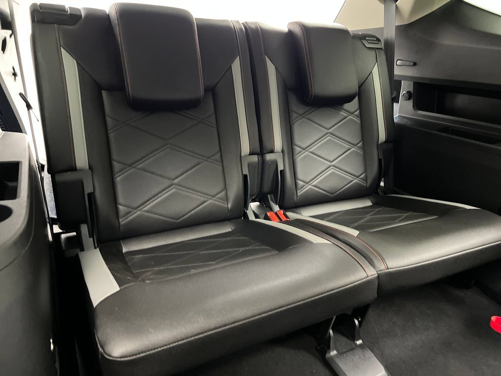 Used 2025 Volkswagen Atlas Peak Edition SE AWD/4WD image 31