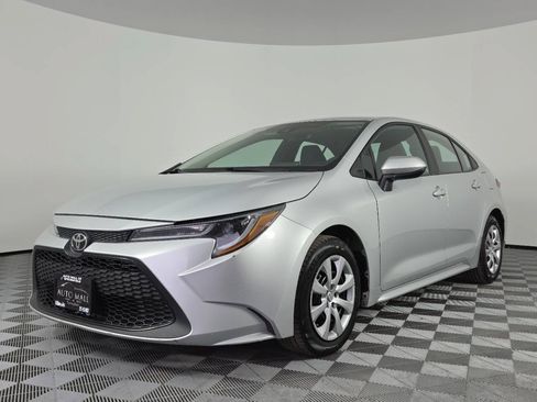 Used 2021 Toyota Corolla LE FWD image 3