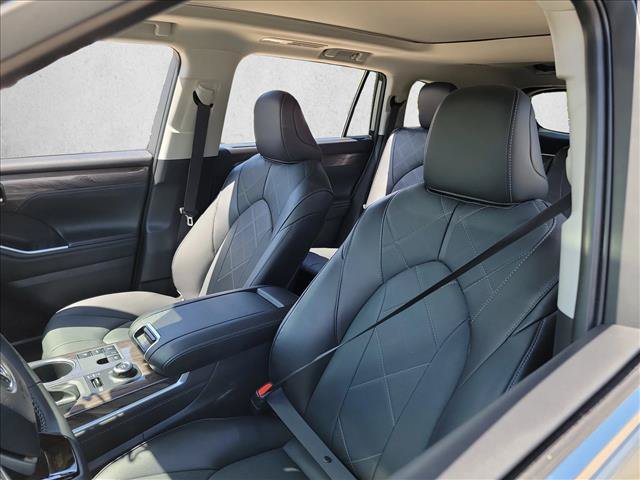 Used 2025 Toyota Highlander Platinum AWD/4WD image 10
