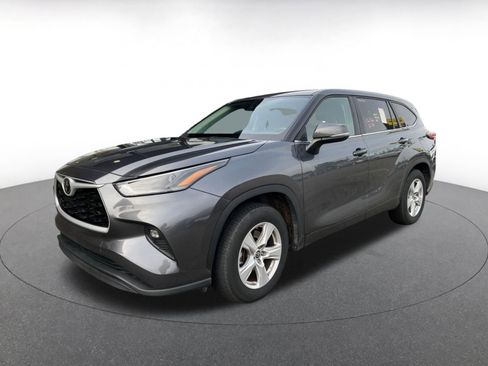 Used 2025 Toyota Highlander LE image 3