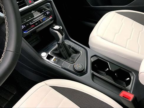 Certified 2025 Volkswagen Taos SE image 17