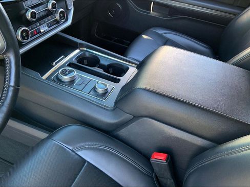 Used 2024 Ford Expedition XLT image 15