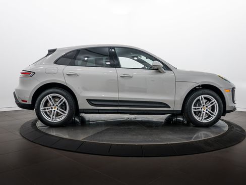 Certified 2026 Porsche Macan AWD/4WD image 8