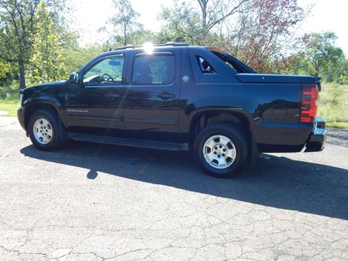 Used 2013 Chevrolet Avalanche LT image 3