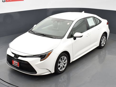 Used 2025 Toyota Corolla LE w/ Convenience Package FWD image 23