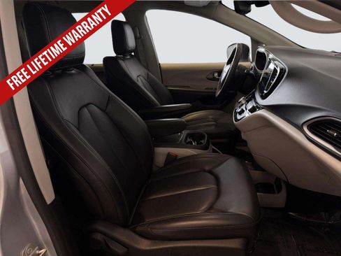 Used 2023 Chrysler Pacifica Touring-L FWD image 37