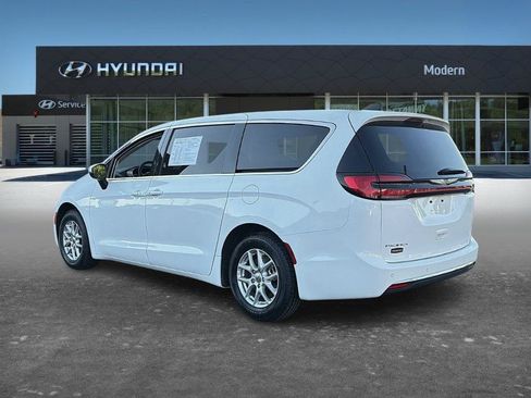 Used 2023 Chrysler Pacifica Touring-L FWD image 5