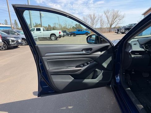 Used 2024 Nissan Altima 2.5 SR FWD image 14