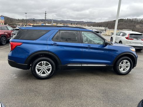 Used 2022 Ford Explorer XLT w/ Equipment Group 202A image 5