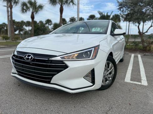 Used 2020 Hyundai Elantra SE w/ Cargo Package (C1) FWD image 2