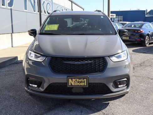 Used 2025 Chrysler Pacifica Limited image 2