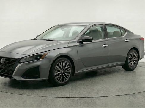 Used 2025 Nissan Altima 2.5 SV FWD image 3