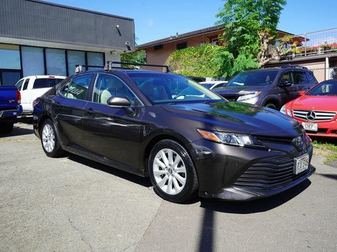 Used 2018 Toyota Camry LE FWD image 4