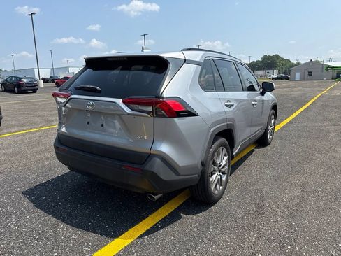 Used 2020 Toyota RAV4 XLE Premium FWD image 5