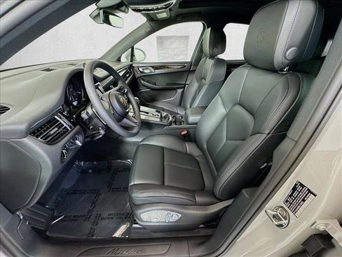 Certified 2025 Porsche Macan AWD/4WD image 5
